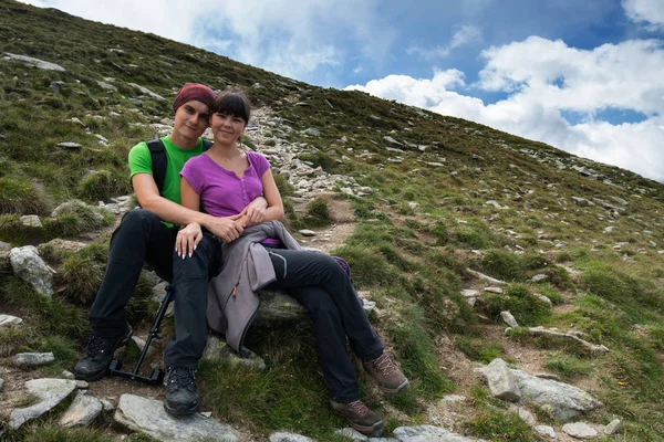 Jeune Couple Randonneurs Reposant Sur Sentier Montagne — Photo