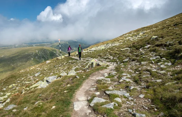 Junges Paar Urlaub Wandert Tagsüber Die Berge — Stockfoto