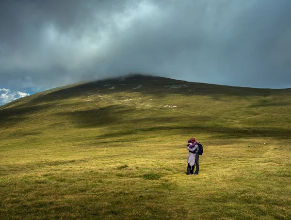 Genç Çift Gündüz Dağlara Hiking Tatil — Stok fotoğraf
