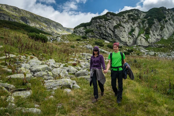 Junges Paar Urlaub Wandert Tagsüber Die Berge — Stockfoto