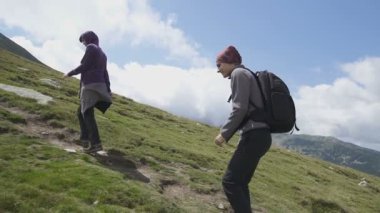 Yürüyüş bir dağ izinde genç çift 