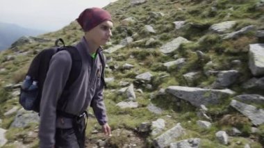 Yürüyüş bir dağ izinde genç çift 