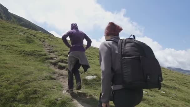 年轻夫妇徒步旅行在山小径上 — 图库视频影像