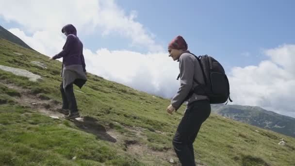 Pareja Joven Senderismo Sendero Montaña — Vídeos de Stock