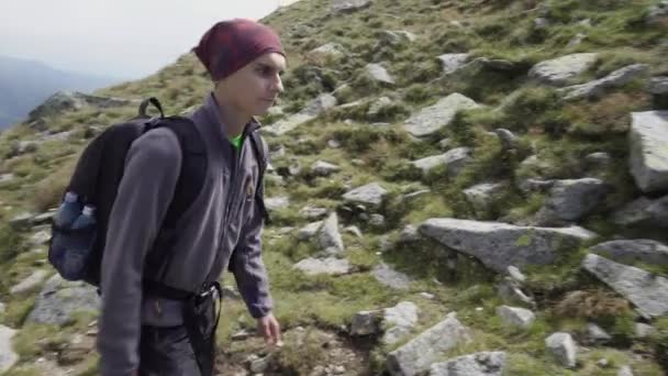 Yürüyüş Bir Dağ Izinde Genç Çift — Stok video