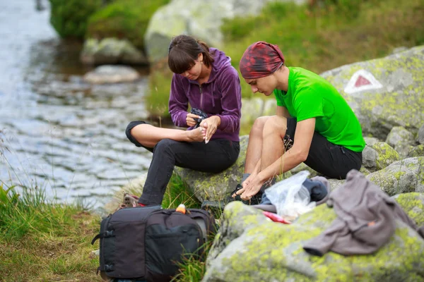 Couple Young Hikers Trail Lake — Stock Photo, Image