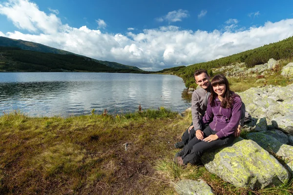 Pareja Jóvenes Excursionistas Sendero Junto Lago —  Fotos de Stock