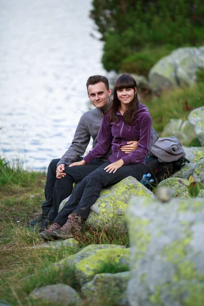 Couple Young Hikers Trail Lake — Stock Photo, Image