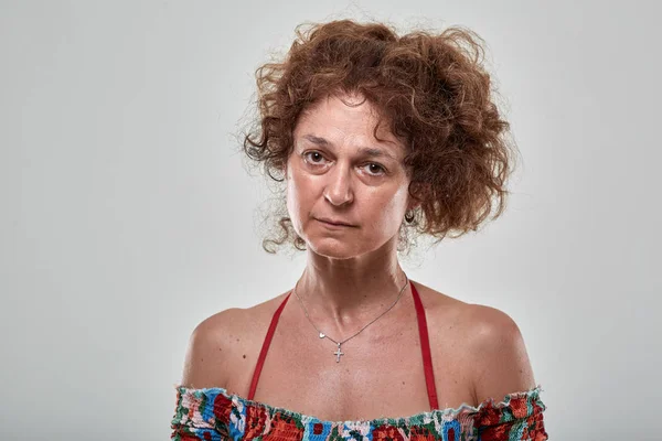 Nahaufnahme Studio Porträt Einer Traurigen Reifen Frau Auf Grauem Hintergrund — Stockfoto