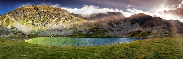 Zobacz Piękne Polodowcowe Jezioro Górach — Zdjęcie stockowe