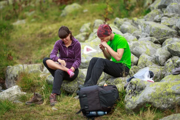 Молода Пара Туристів Відпочиває Гірській Стежці Ліцензійні Стокові Фото