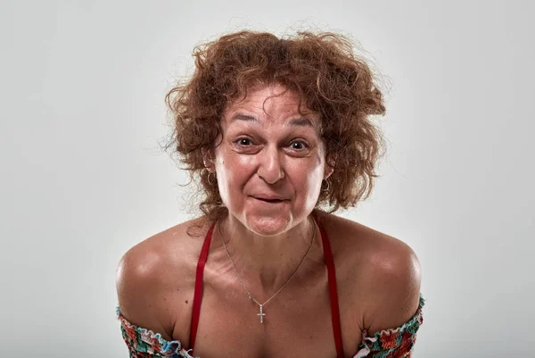 Gelukkig Rijpe Vrouw Haar 50S Grijze Achtergrond — Stockfoto