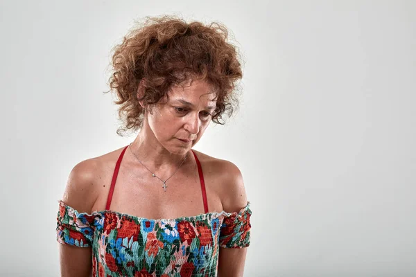 Estúdio Retrato Uma Triste Mulher Madura Fundo Cinza — Fotografia de Stock