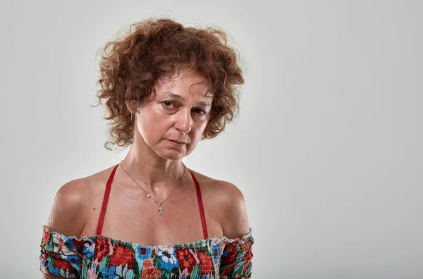 Studioporträt Einer Traurigen Reifen Frau Auf Grauem Hintergrund — Stockfoto
