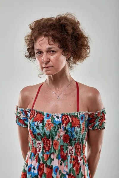 Retrato Estudio Una Triste Mujer Madura Sobre Fondo Gris —  Fotos de Stock