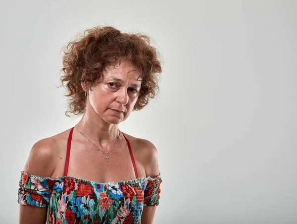 Estúdio Retrato Uma Triste Mulher Madura Fundo Cinza — Fotografia de Stock