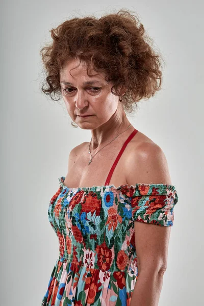 Retrato Estudio Una Triste Mujer Madura Sobre Fondo Gris —  Fotos de Stock