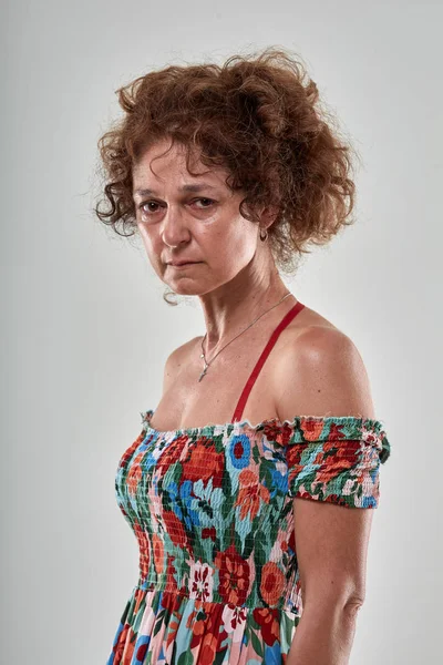 Студійний Портрет Сумної Зрілої Жінки Сірому Фоні — стокове фото
