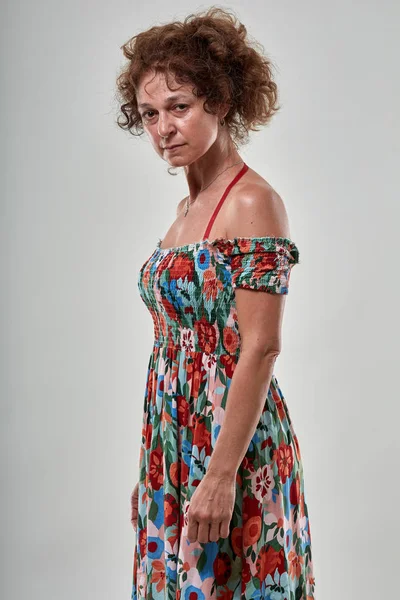 Gri Arka Plan Üzerinde Üzgün Olgun Bir Kadın Portresi Stüdyo — Stok fotoğraf