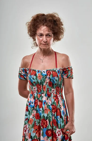 Studio Portret Van Een Trieste Volwassen Vrouw Grijze Achtergrond — Stockfoto