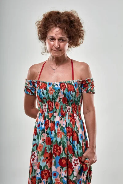 Studio Portret Van Een Trieste Volwassen Vrouw Grijze Achtergrond — Stockfoto