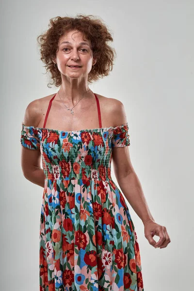 Glücklich Reife Frau Ihren 50Ern Auf Grauem Hintergrund — Stockfoto