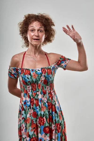 Mujer Madura Feliz Sus Años Sobre Fondo Gris —  Fotos de Stock