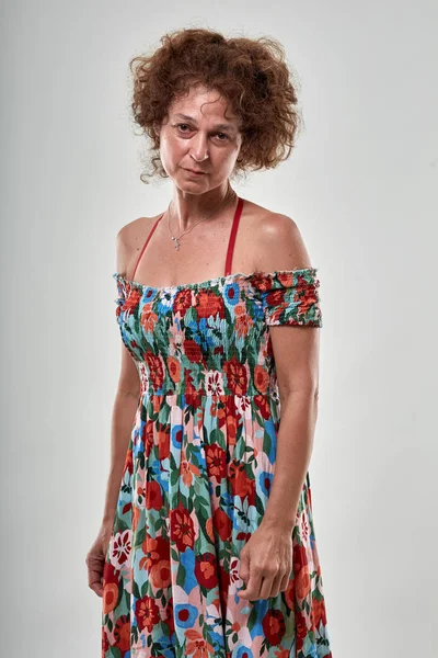 Frau Mittleren Alters Floralem Kleid Posiert Auf Grauem Hintergrund — Stockfoto