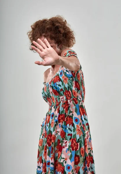 Fotoğrafı reddederek neşeli olgun beyaz bir kadın