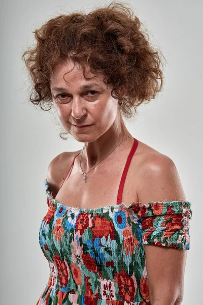 Женщина Средних Лет Цветочном Платье Позирует Сером Фоне — стоковое фото