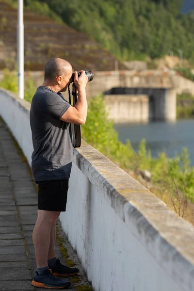 Średnim Wieku Mężczyzn Fotograf Profesjonalnych Kamer Robienia Zdjęć Zewnątrz Ciągu — Zdjęcie stockowe