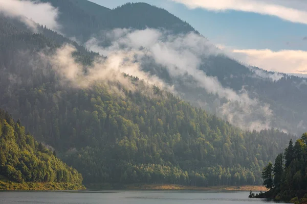 Paysage Panoramique Avec Lac Montagne Sous Ciel Nuageux Coucher Soleil — Photo