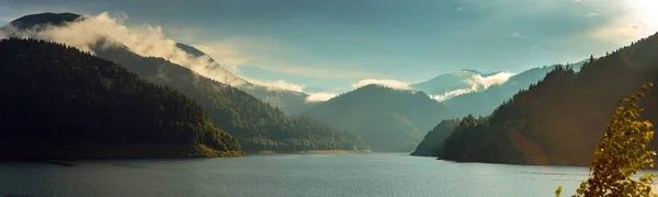 Malerische Landschaft Mit See Den Bergen Unter Wolkenverhangenem Himmel Bei — Stockfoto