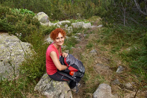 Hiker Kvinna Med Ryggsäck Att Paus Från Vandring Dagtid — Stockfoto