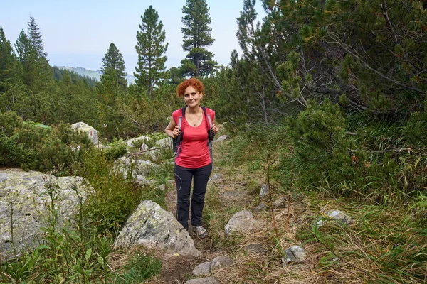 Женщина Средних Лет Рюкзаком Прогулки Тропе Горах Днем — стоковое фото