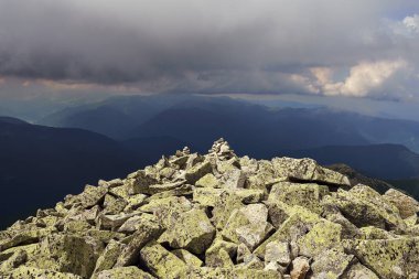 Yaz aylarında yüksek rocky Dağları ile manzara