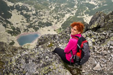 Sırt çantası, gündüz dağlarda buzul Gölü yukarıda bayanla uzun yürüyüşe çıkan kimse