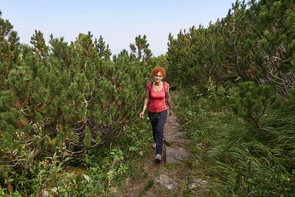 Midden Leeftijd Vrouw Met Rugzak Trail Bergen Wandelen Overdag — Stockfoto