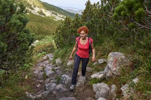 Středního Věku Žena Batohem Turistické Stezky Horách Dne — Stock fotografie