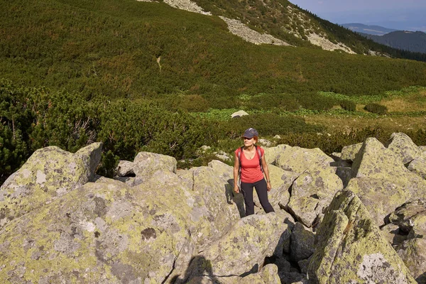 Midden Leeftijd Vrouw Met Rugzak Trail Bergen Wandelen Overdag — Stockfoto
