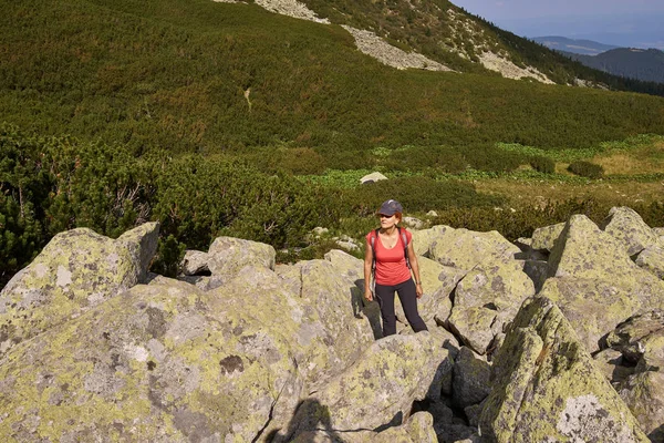 Middle Aged Woman Backpack Hiking Trail Mountains Daytime — Stock Photo, Image