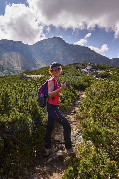 Mulher Meia Idade Com Mochila Caminhadas Trilha Montanhas Durante Dia — Fotografia de Stock