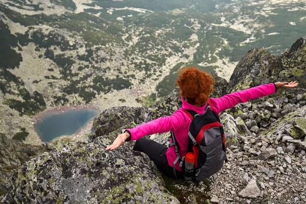 Hiker Lady Med Ryggsäck Ovan Issjö Bergen Dagtid — Stockfoto