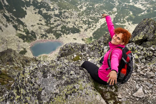 Hiker Lady Backpack Glacial Lake Mountains Daytime — Stock Photo, Image