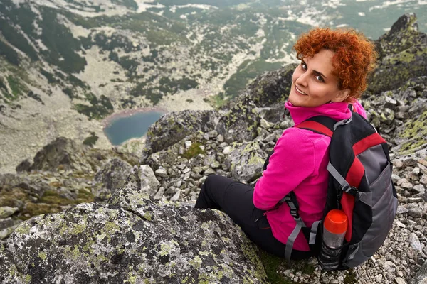 Escursionista Signora Con Zaino Sopra Lago Glaciale Montagna Durante Giorno — Foto Stock