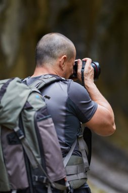Fotoğrafçı ile dağlarda fotoğraf çekmeye profesyonel fotoğraf makinesi