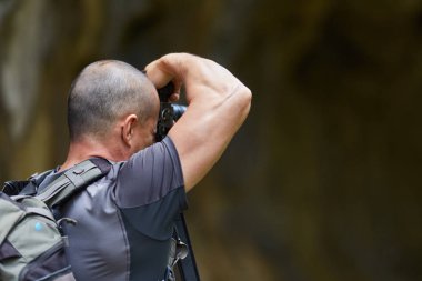 Fotoğrafçı ile dağlarda fotoğraf çekmeye profesyonel fotoğraf makinesi