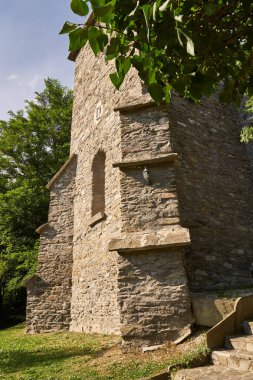 Taşlar, bulutlu gökyüzü arka plan üzerinde yapılmış eski Romanya Manastırı