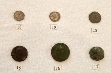 Eski Roma sikkeleri beyaz arka plan üzerinde