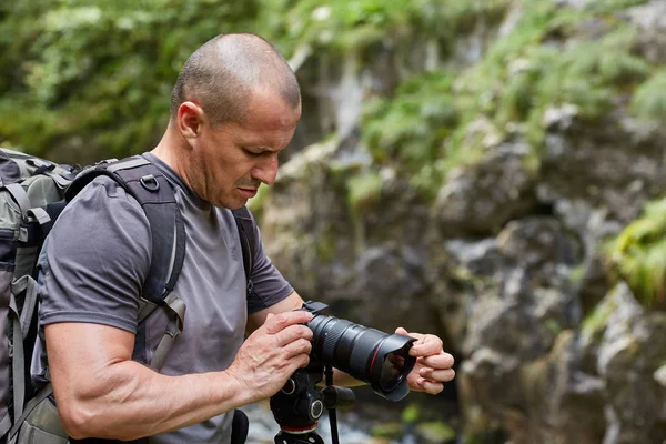 Fotógrafo Con Cámara Profesional Tomando Fotos Montañas —  Fotos de Stock